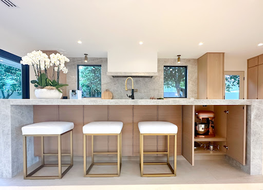 Desert Sophistication: A Modern Transitional Kitchen in Palm Springs